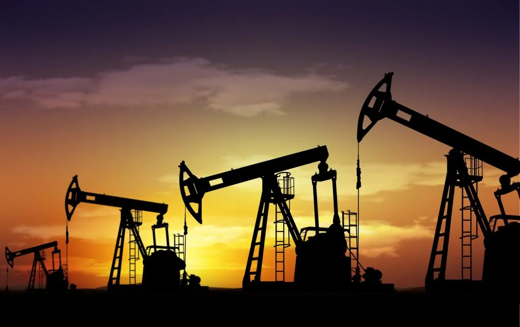 El petróleo supera los 100 dólares: esto pasará con la gasolina.