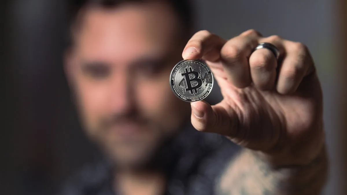 Bitcoin experimenta caída en medio de la incertidumbre por el conflicto Irán-Israel. Foto: Pexels