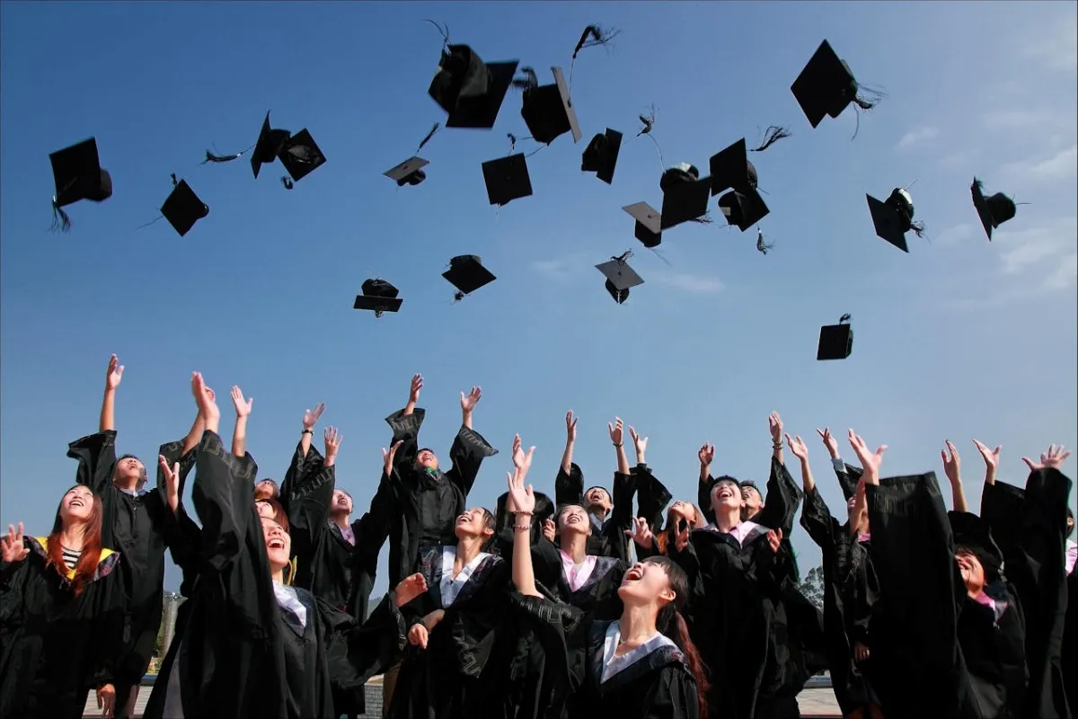 Si vas a comprar un paquete ahora que te gradúes o se gradúen tus hijos, toma en cuenta estas recomendaciones de la Profeco. | Foto: Pexels.