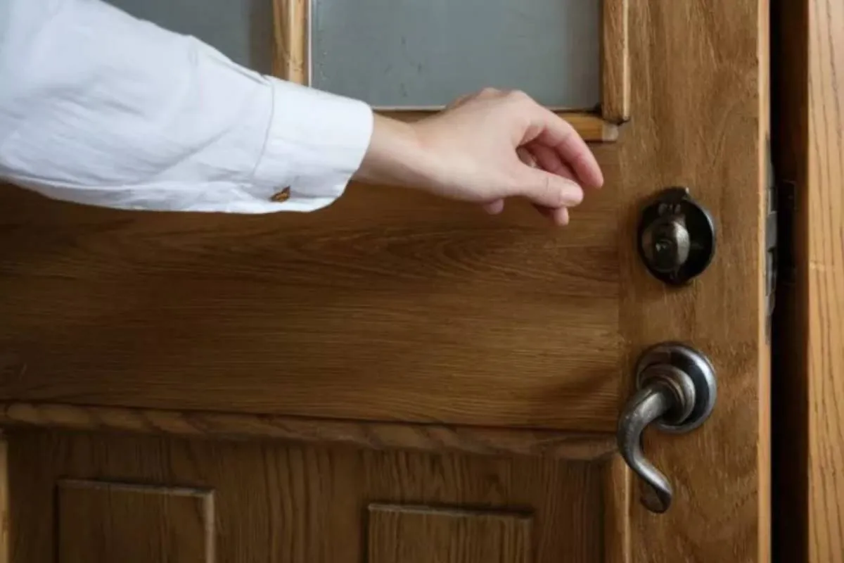 ¿Por qué algunas personas azotan la puerta? Esto dice la psicología