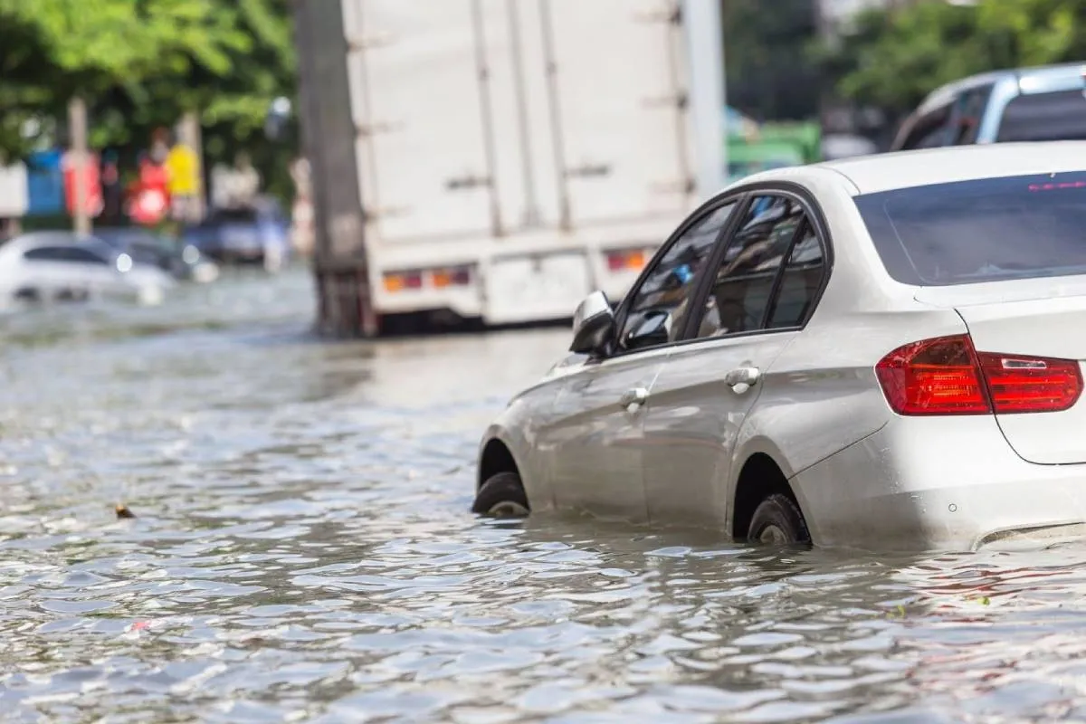 ¿Tu auto se inundó por la lluvia? Esto dicen la ley y el seguro en México