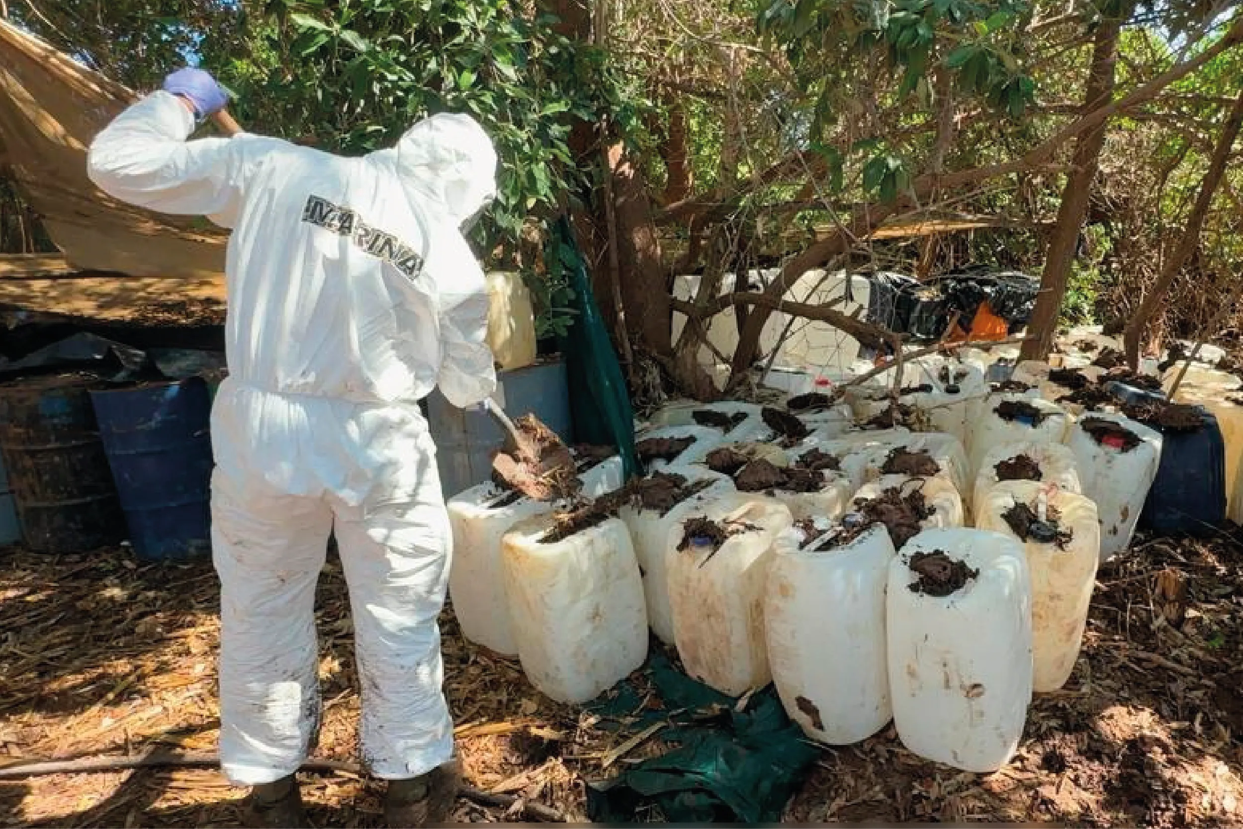Elementos de la Marina durante la operación en Montelargo, Sinaloa, donde fueron localizados seis laboratorios clandestinos de drogas sintéticas.