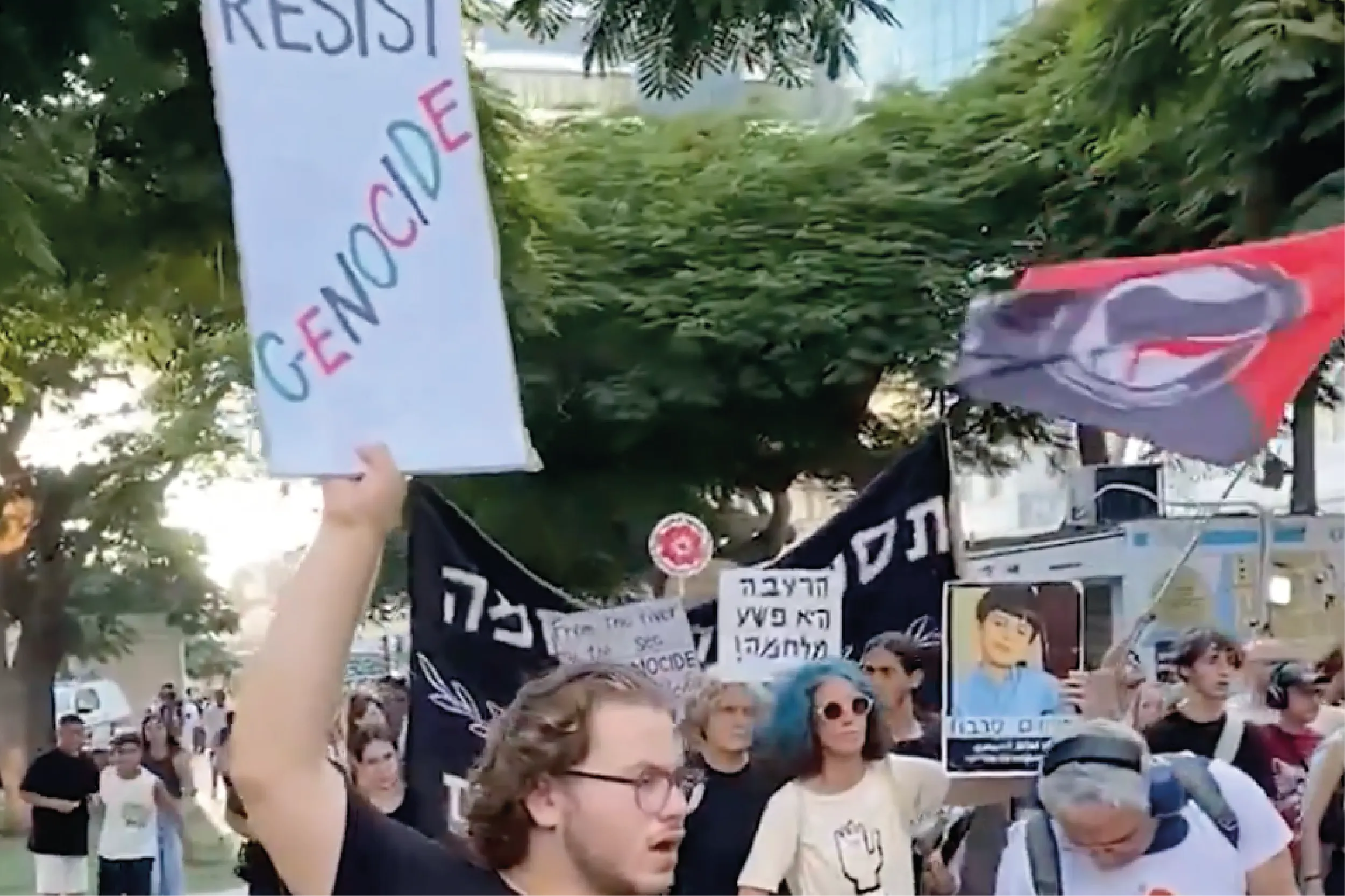 Adolescentes israelíes queman sus hojas de reclutamiento en una protesta en Tel Aviv, rechazando participar en la guerra contra Gaza.