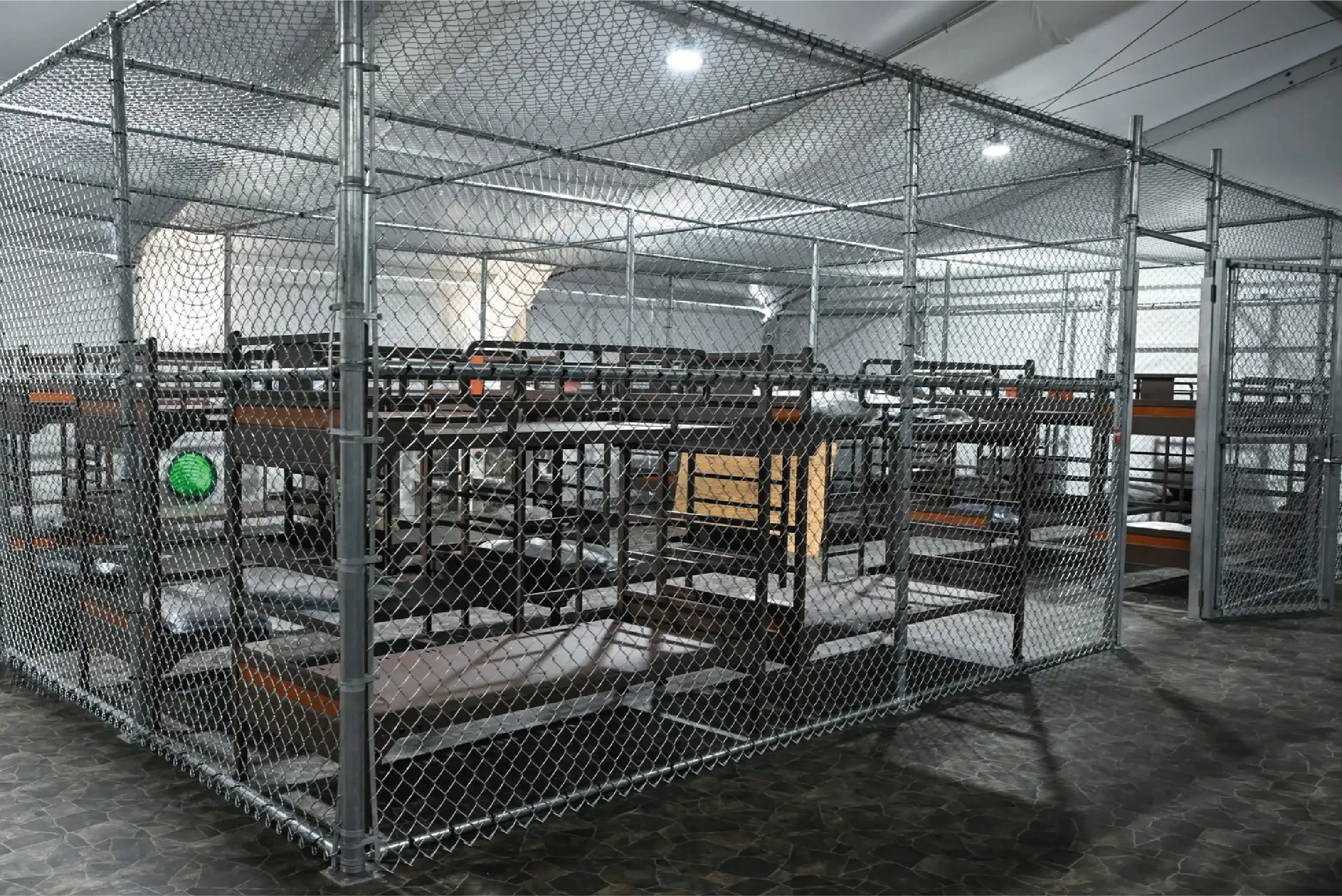 Centro de detención Alligator Alcatraz, rodeado por pantanos en Florida, ha sido denunciado por condiciones inhumanas contra migrantes latinoamericanos.