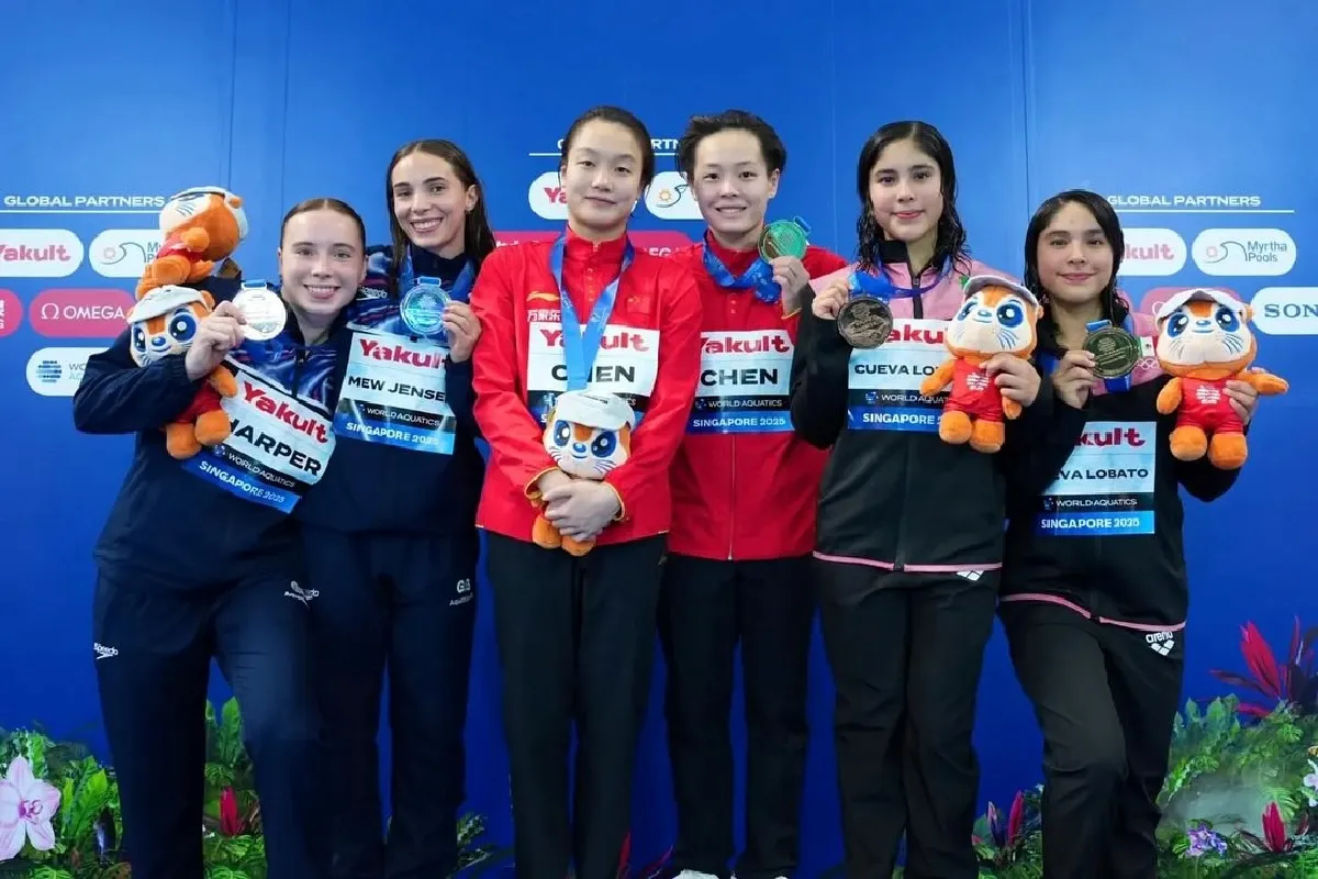Las clavadistas gemelas, Lia y Mia Cueva, lograron el bronce en el Mundial de Deportes Acuáticos Singapur 2025. | Foto: Conade.