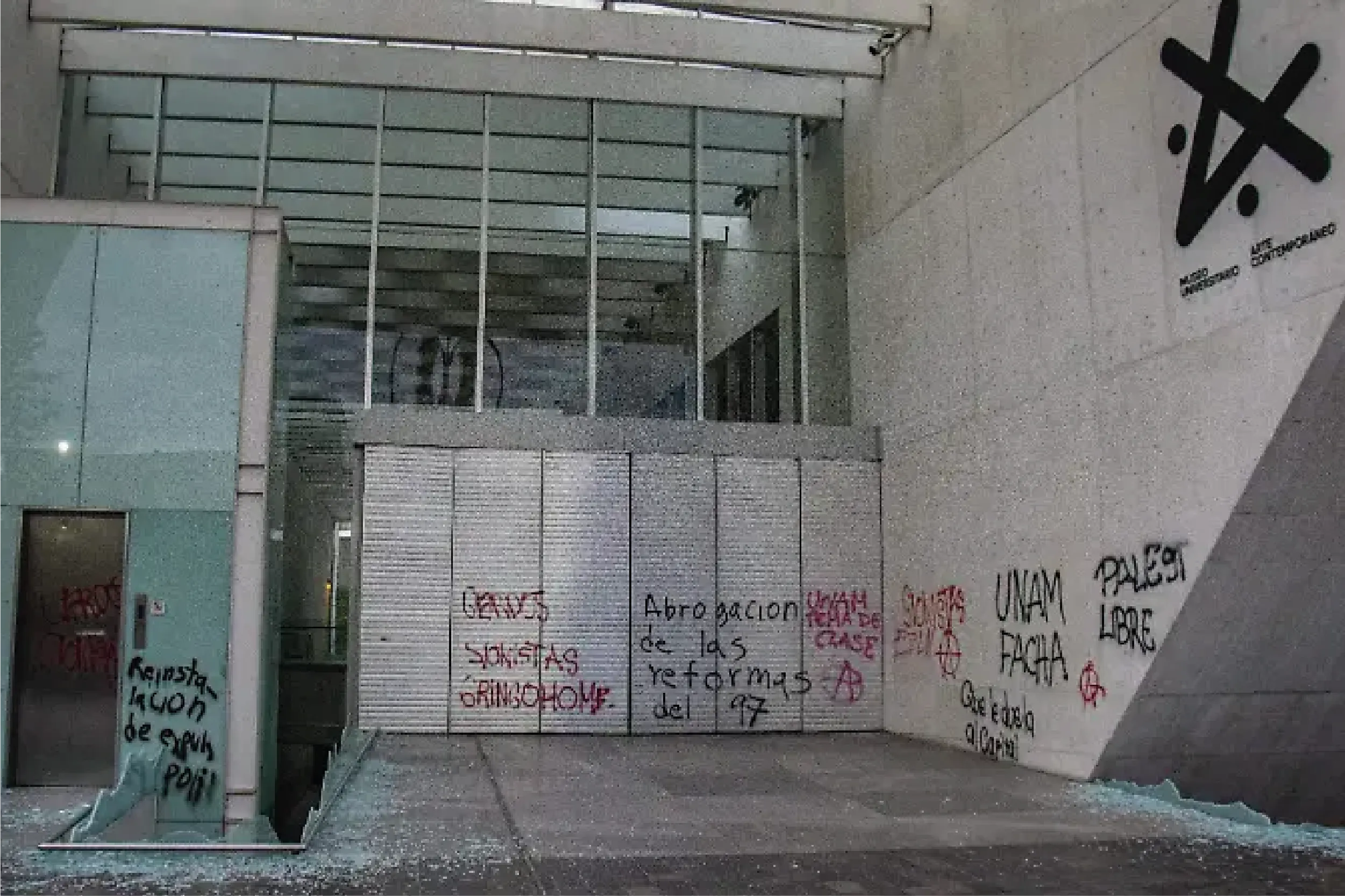 El MUAC resultó con ventanales rotos y grafitis tras la marcha contra la gentrificación del 20 de julio.