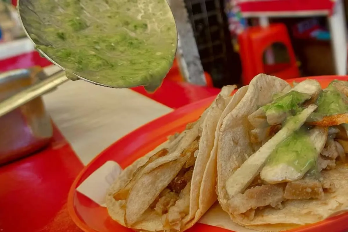 Detectan bacterias fecales en salsas de puestos callejeros cerca del Metro CDMX
