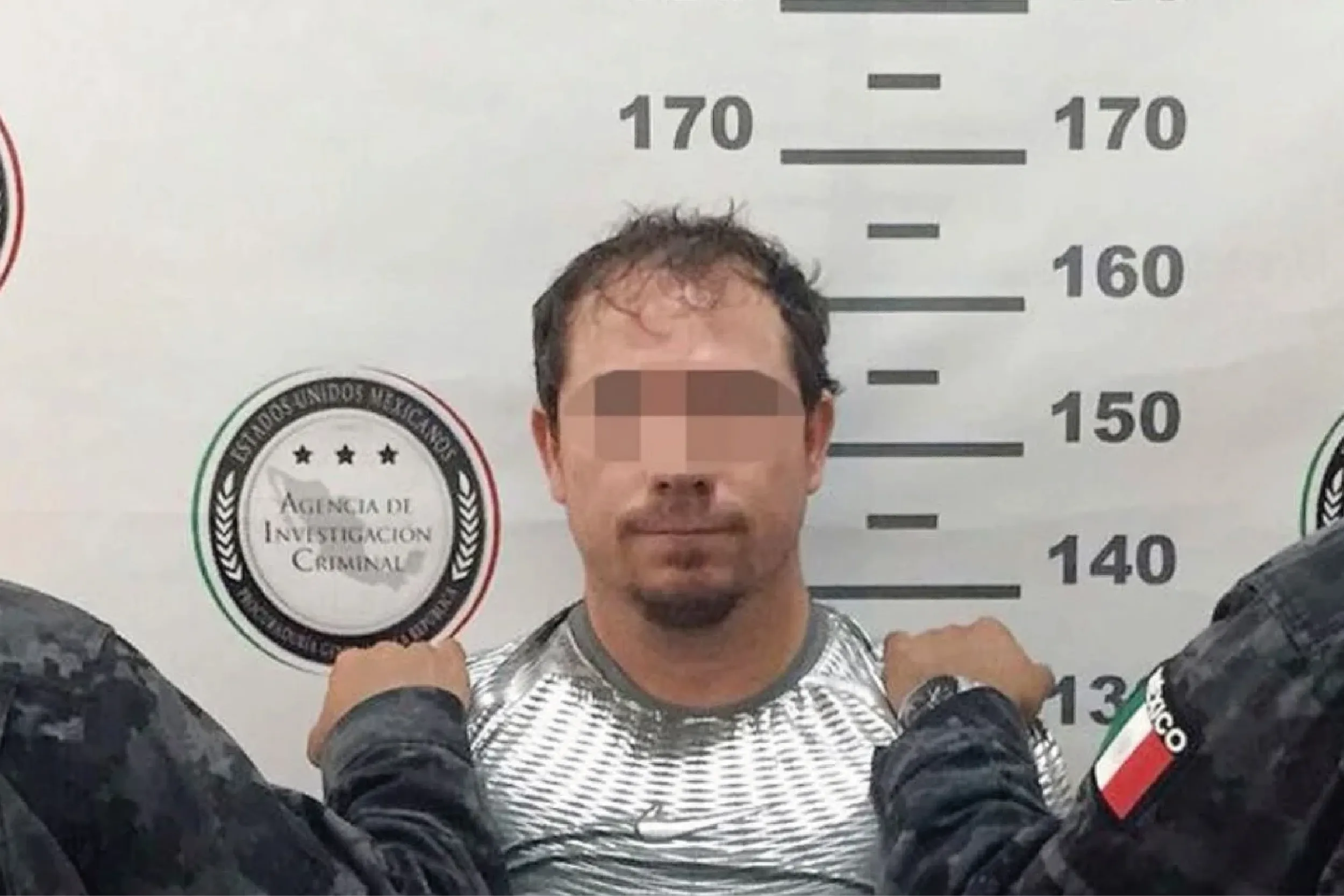 El agente de la FGR entrega a “El Meño” a autoridades de EE.UU. en el AICM; enfrentará cargos por narcotráfico y lavado de dinero.