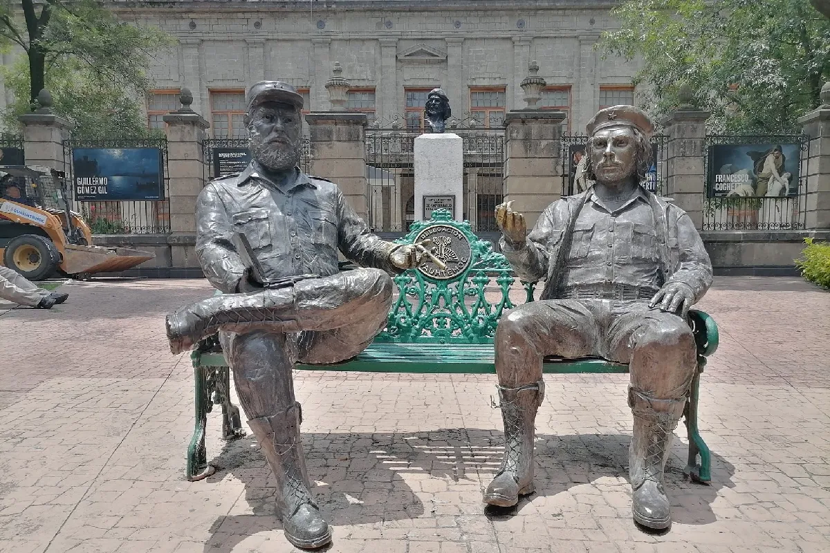 El retiro de las estatuas de Castro y Guevara causó una discusión entre Hernández y de la Vega. | Foto: X.