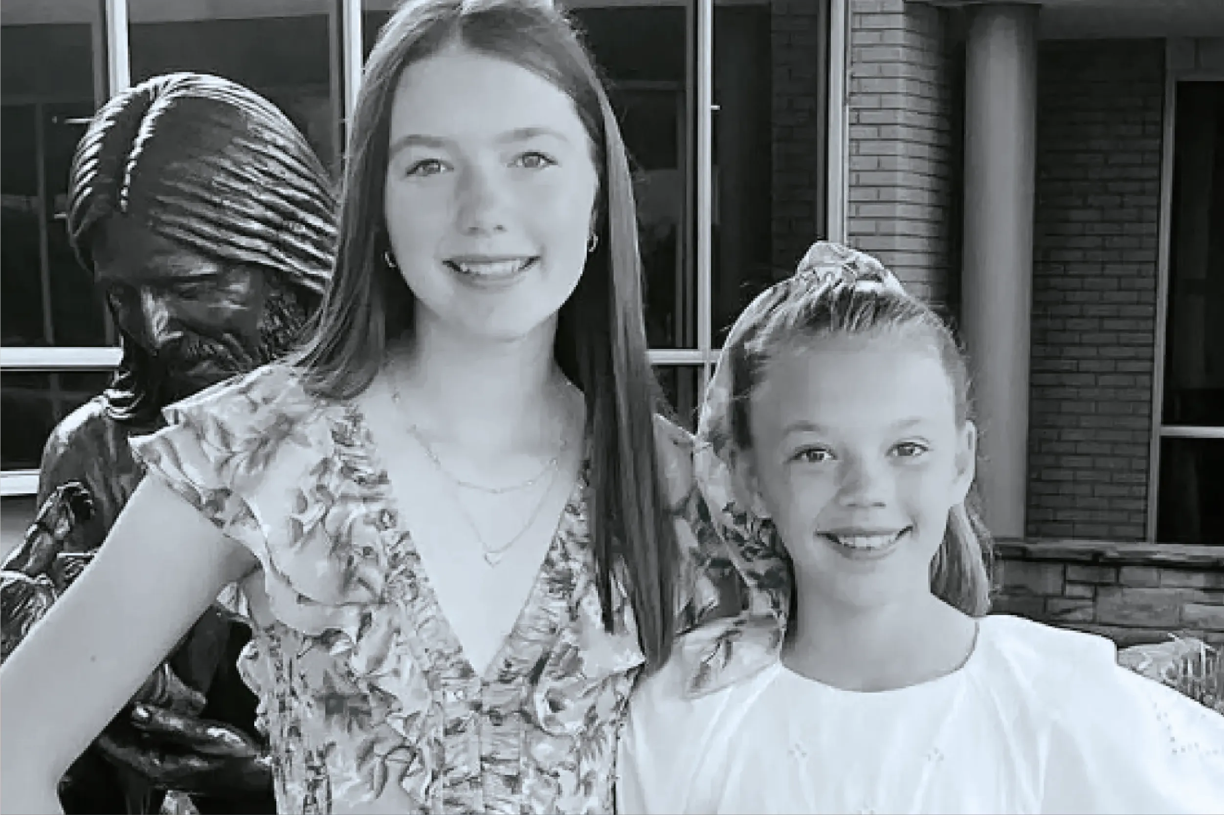 Brooke y Blair, de 11 y 13 años, fueron halladas tomadas de la mano tras la inundación en Hunt, Texas.