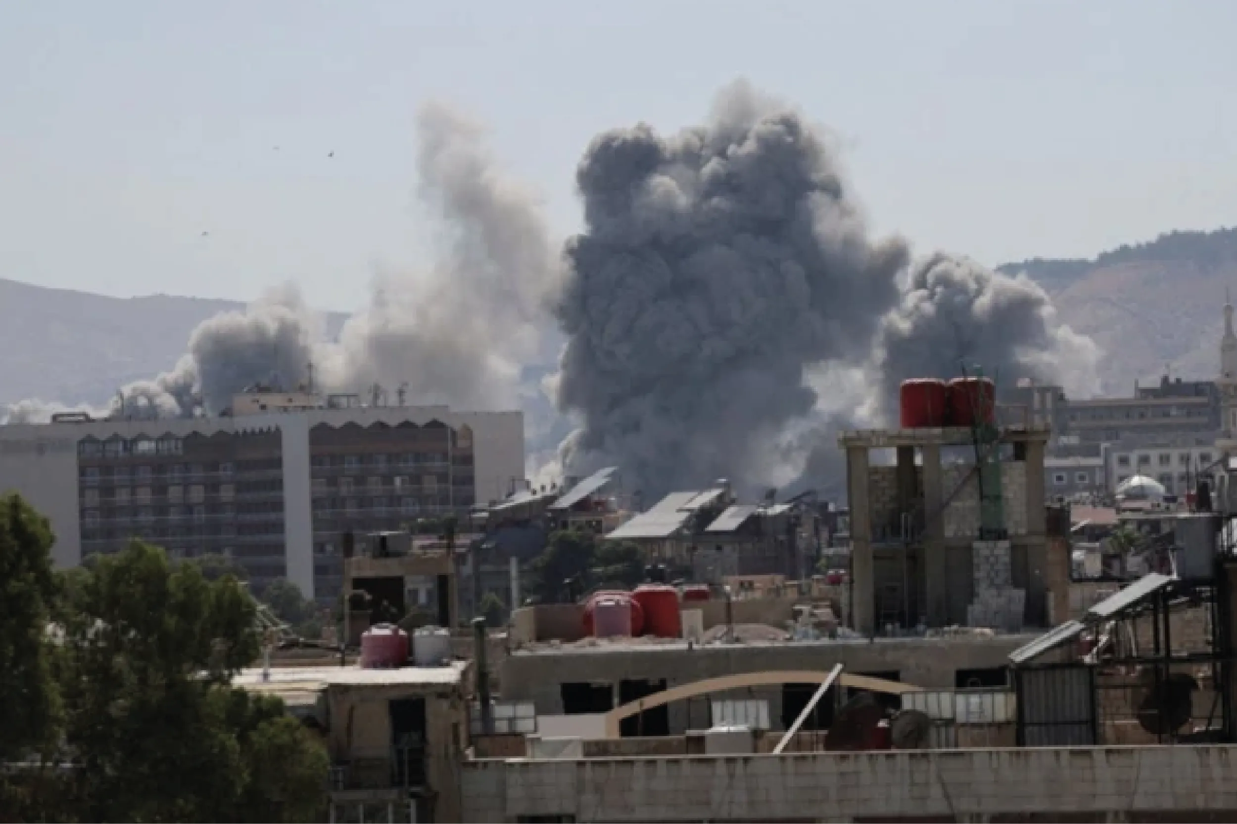 Columna de humo tras los ataques aéreos israelíes en Damasco.