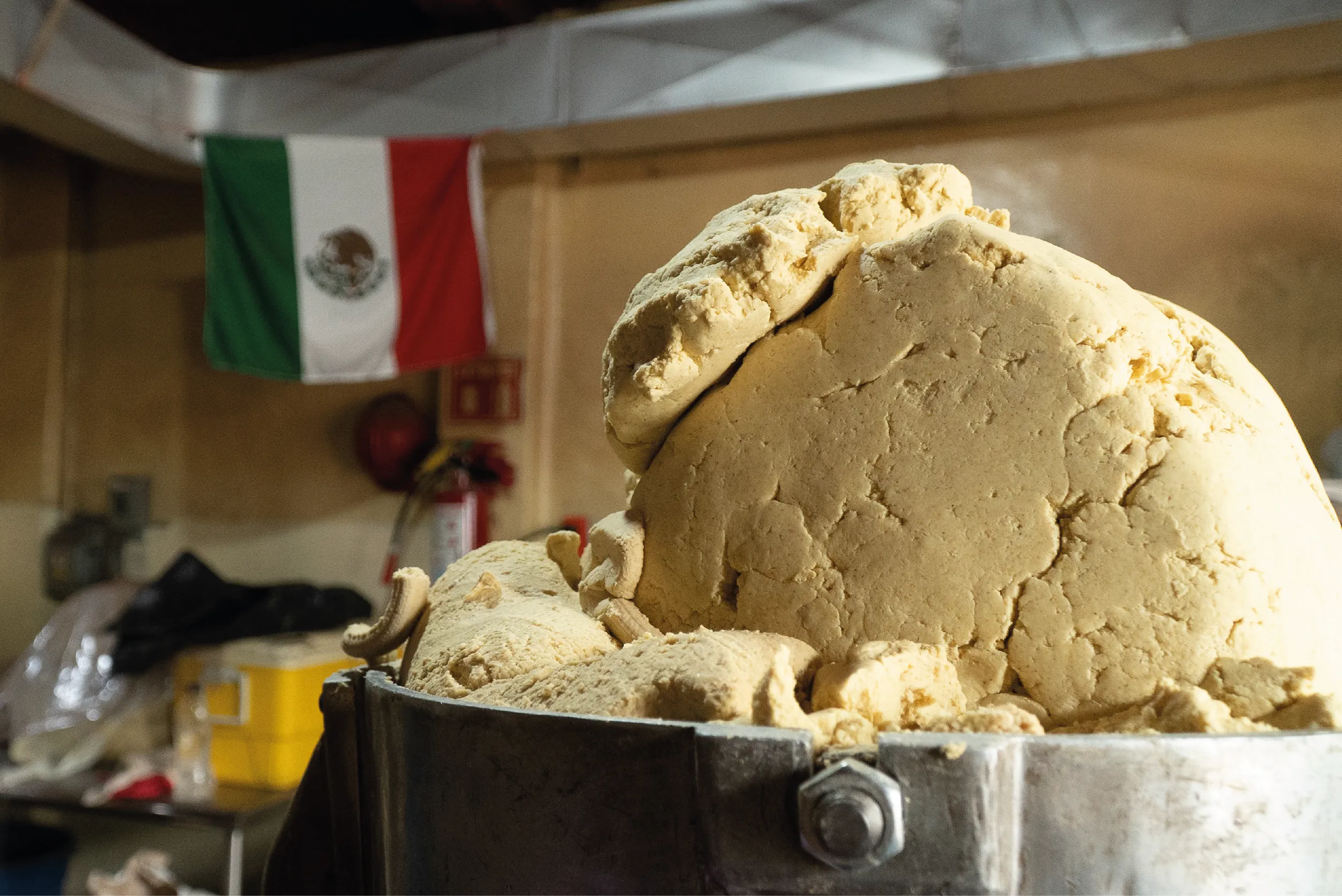 El Acuerdo Nacional Maíz–Tortilla busca bajar el precio del alimento básico y apoyar a miles de tortillerías con insumos, financiamiento y programas sociales.