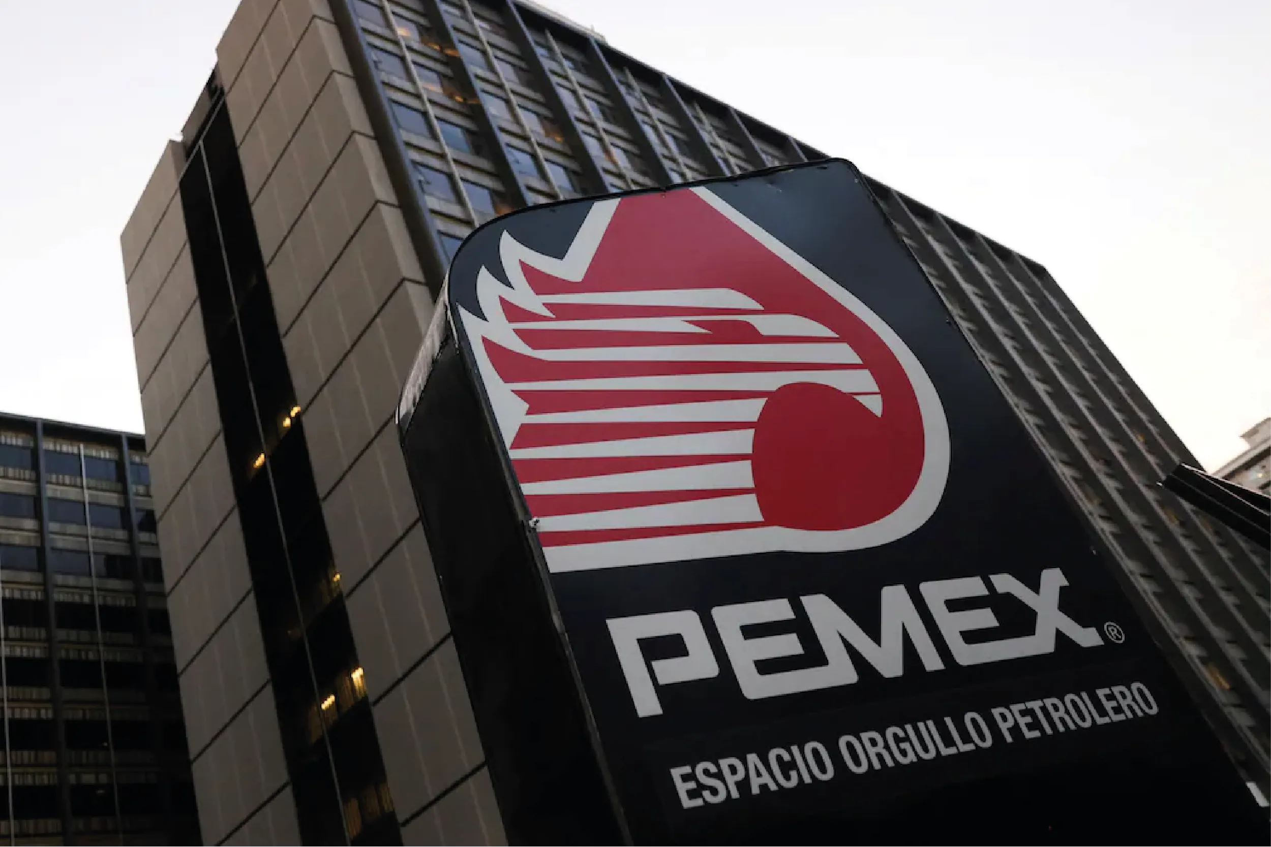 Sede central de Petróleos Mexicanos (Pemex) en la Ciudad de México, rodeada de incertidumbre financiera.