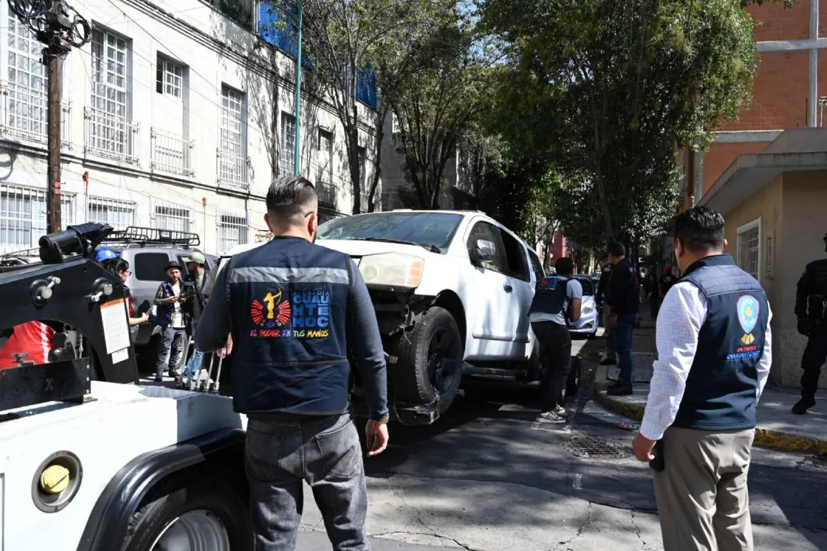 Como parte del resultado, fueron enganchados dos vehículos pesados con la ayuda de una grúa Brigadier de Tránsito capitalino Foto: Alcaldía Cuauhtémoc