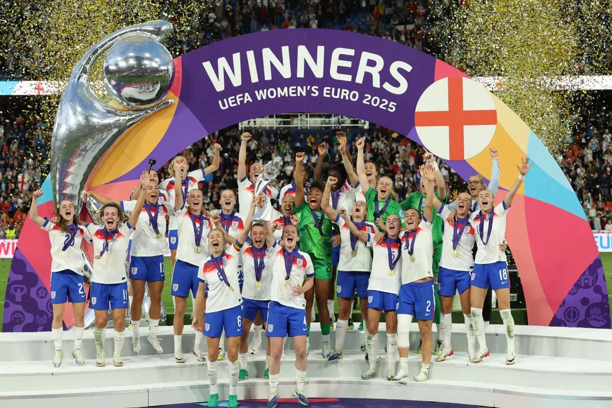 Las campeonas fueron recibidas con júbilo en el Reino Unido, incluyendo una recepción oficial en Downing Street y un desfile en autobús abierto Foto: @Lionesses