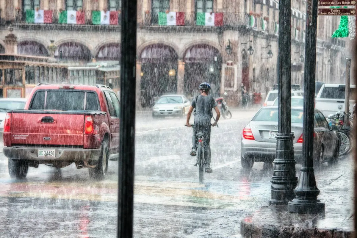 Evitar transitar por caminos con encharcamientos o inundados; conducir con precaución, ya que se pueden hallar restos de árboles u objetos arrastrados o derribados. Foto: Pexels