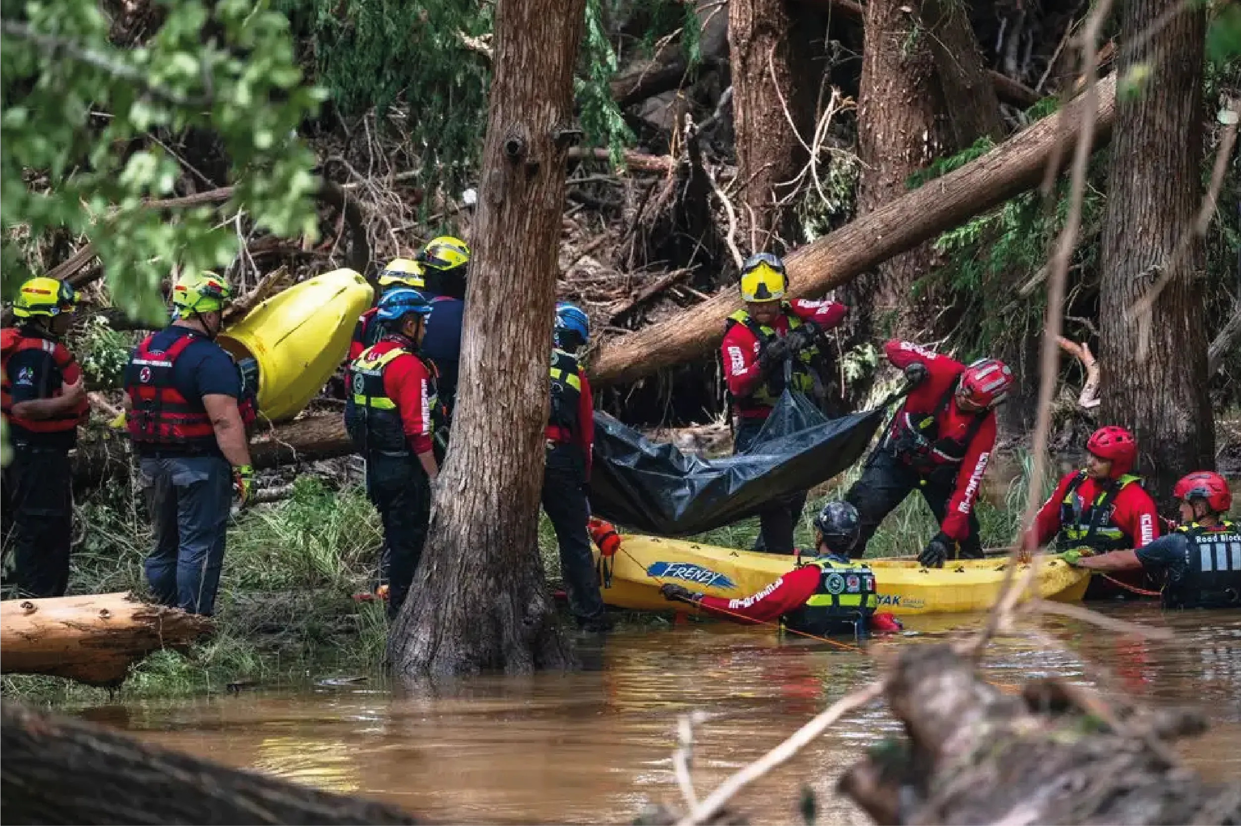 Socorristas mexicanos colaboran con autoridades estadounidenses en labores de rescate tras las graves inundaciones que afectaron al estado de Texas.
