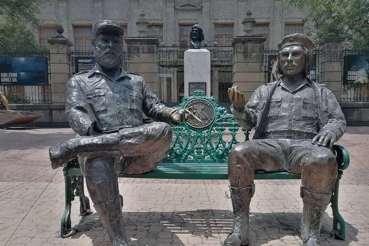 Retiran escultura de Fidel Castro y “El Che” en la Tabacalera por falta de permisos