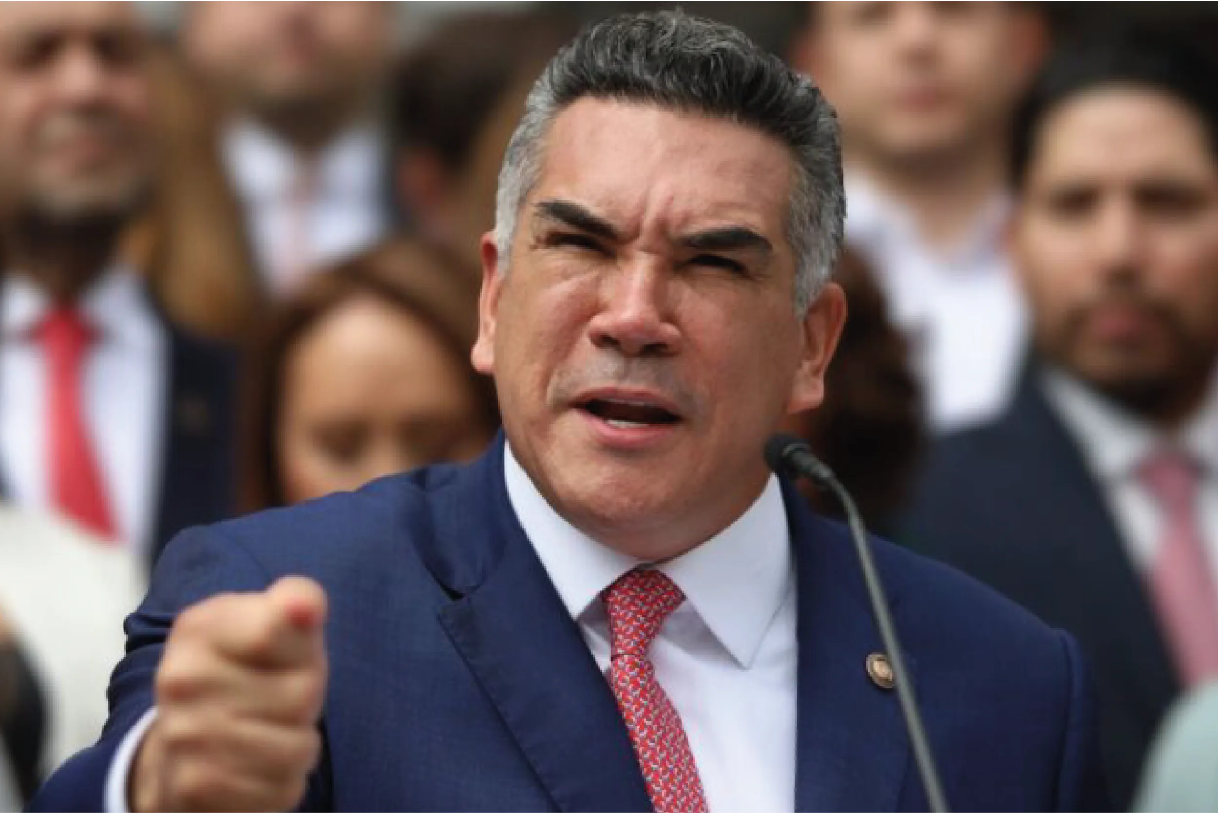 Alejandro Moreno, dirigente del PRI, presentó una denuncia ante la Fiscalía General de la República contra López Obrador y miembros de Morena.