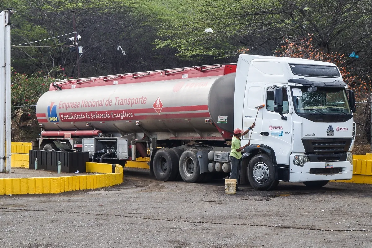 Autoridades estadounidenses señalan que cárteles ampliaron su control sobre el “huachicol fiscal”. | Foto: Wikimedia Commons.