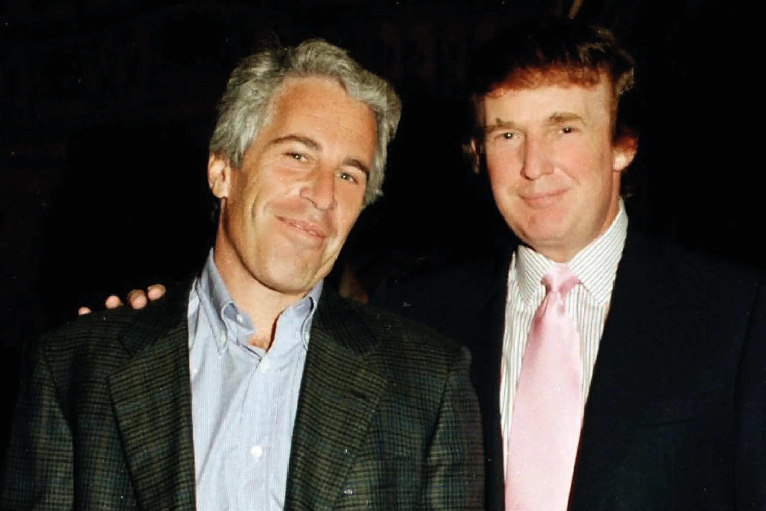 Donald Trump niega haber enviado una carta con contenido sexual a Jeffrey Epstein en 2003.