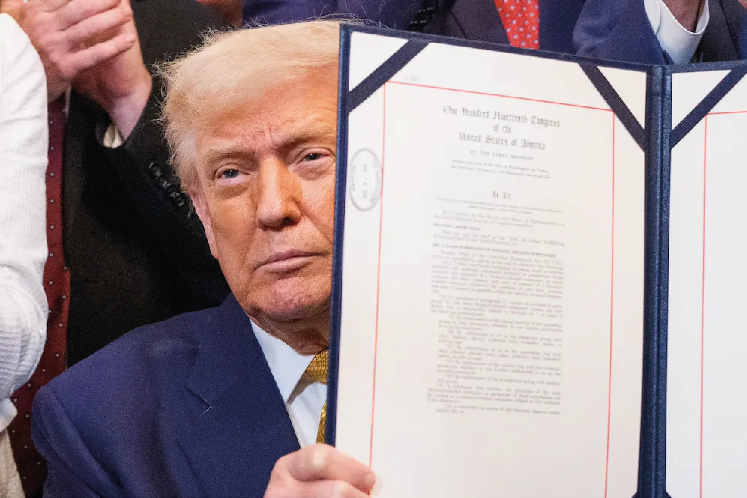 El presidente Trump firma la nueva ley contra el fentanilo.