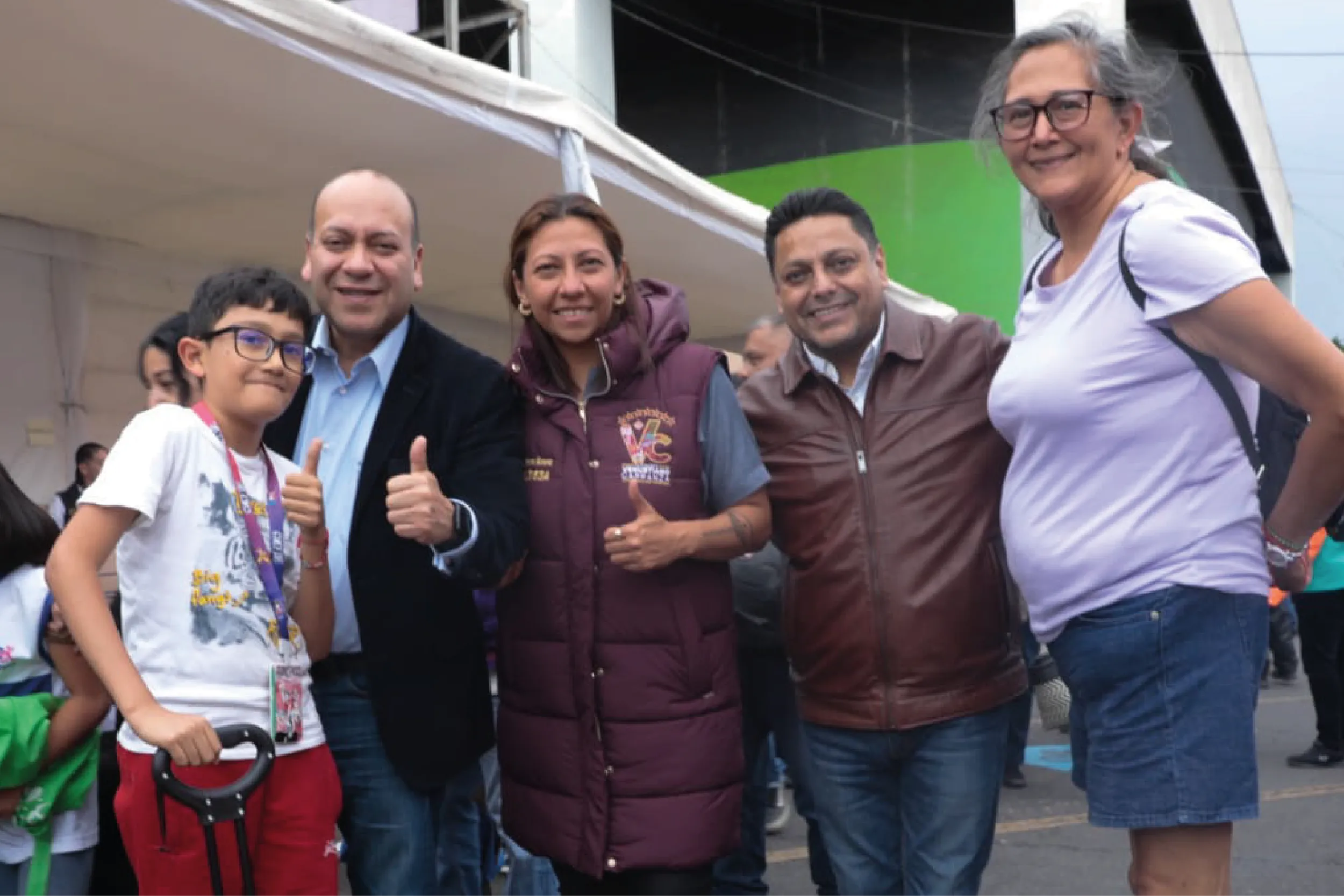 La alcaldesa Evelyn Parra entrega personalmente despensas a familias vulnerables como parte del programa de apoyo social en Venustiano Carranza.