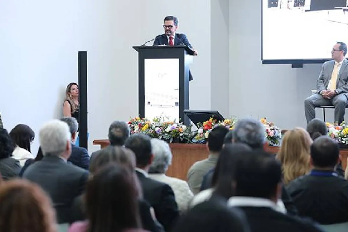 Las nuevas generaciones tienen formaciones distintas, intereses diferentes y las instituciones tienen que actualizarse constantemente a través de la capacitación, dijo.