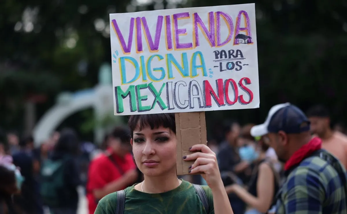 A los manifestantes se les pudo ver con pancartas en contra de este fenómeno social recorriendo algunas calles de Reforma.