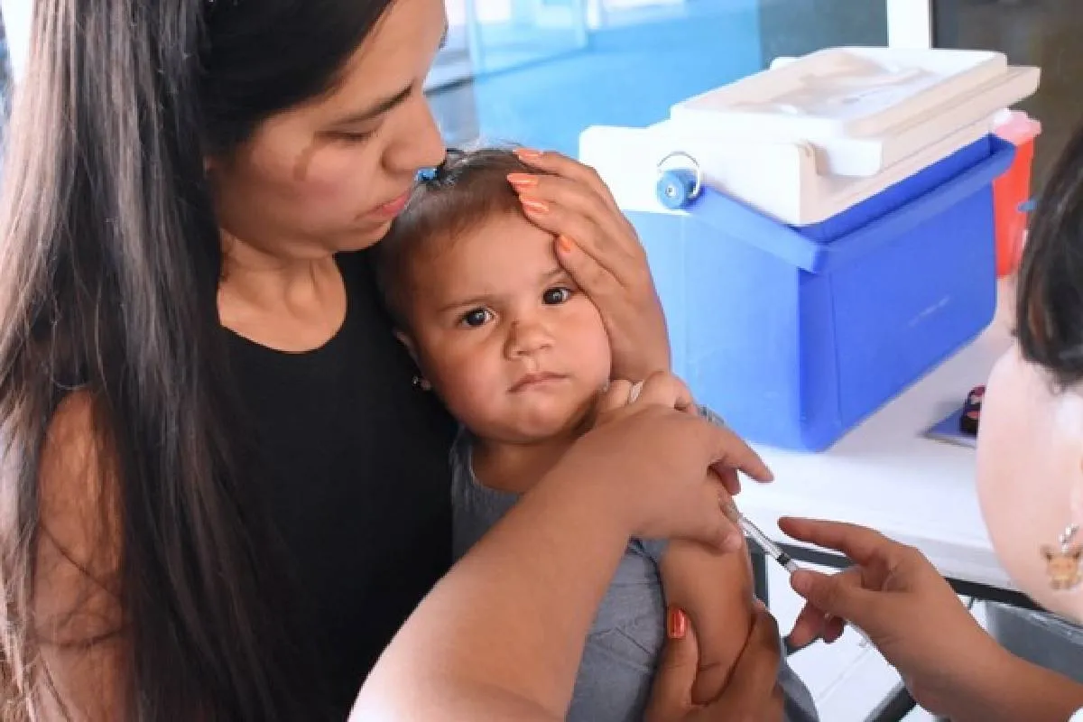 El traslado del personal, por vía aérea y terrestre, evidencia el compromiso de los sistemas estatales de salud con la protección de la población.