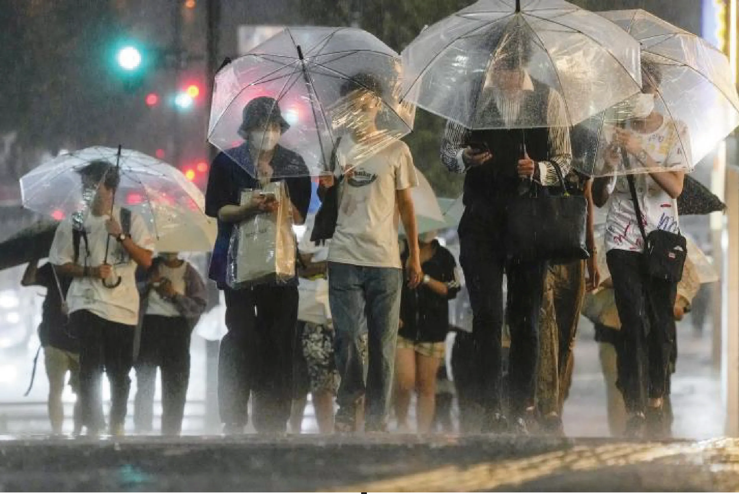 Calles de Tokio inundadas tras lluvias torrenciales que activaron el sistema de sirenas J‑Alert.