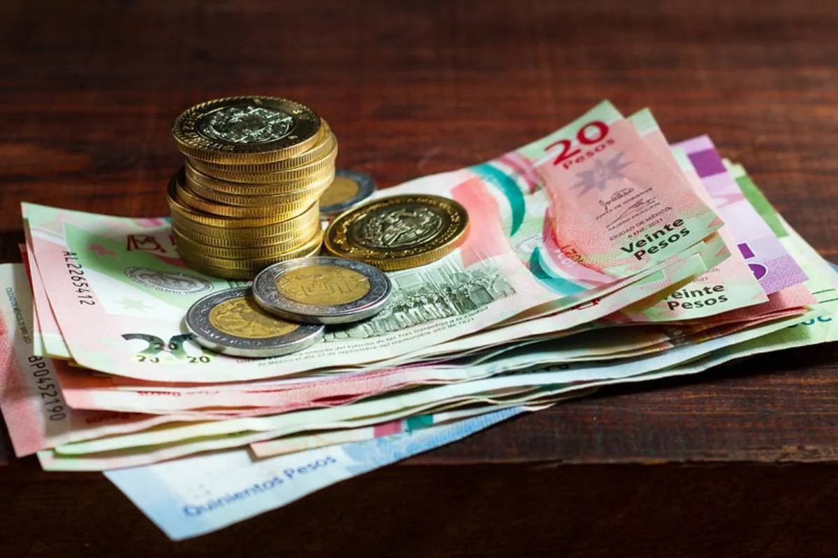 ¿Dónde invertir 2 mil pesos al mes? GBM+ y Mercado Pago frente a frente