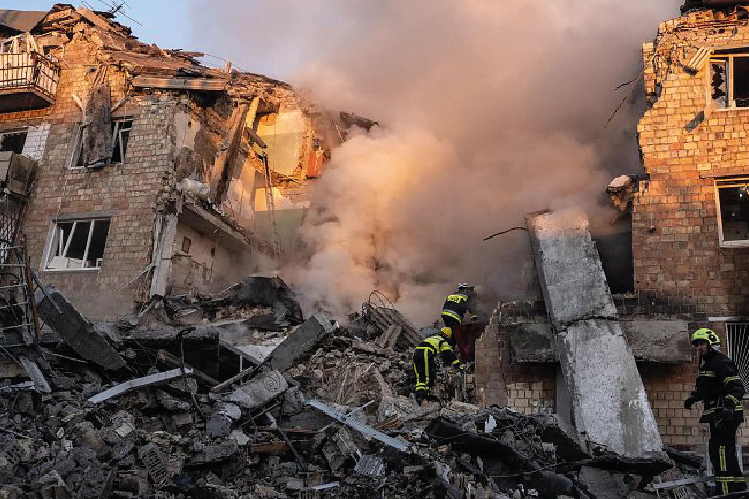 Rescatistas trabajan entre escombros en Kiev tras ataque ruso que dejó 15 muertos, incluidos niños.