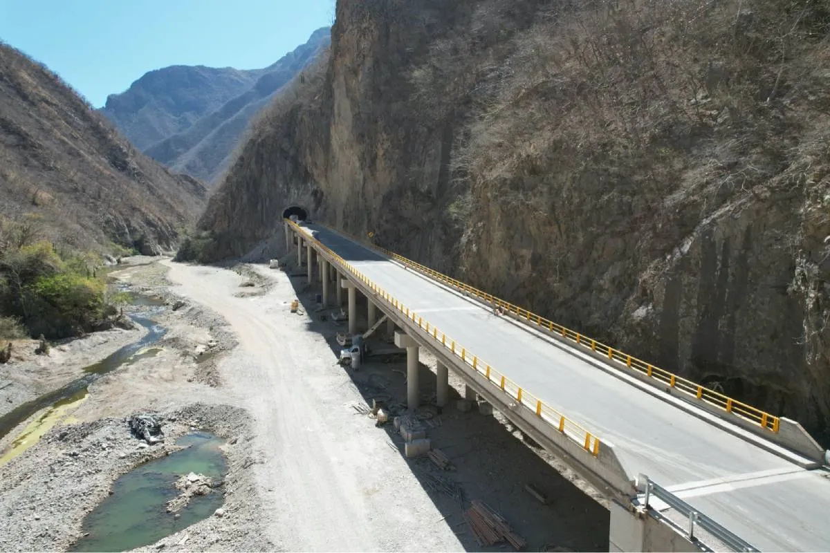 Para llevar a cabo los trabajos, estos se dividieron en 84 kilómetros a cargo del Centro SICT en Sinaloa y 11.6 km bajo la responsabilidad del Centro Durango.