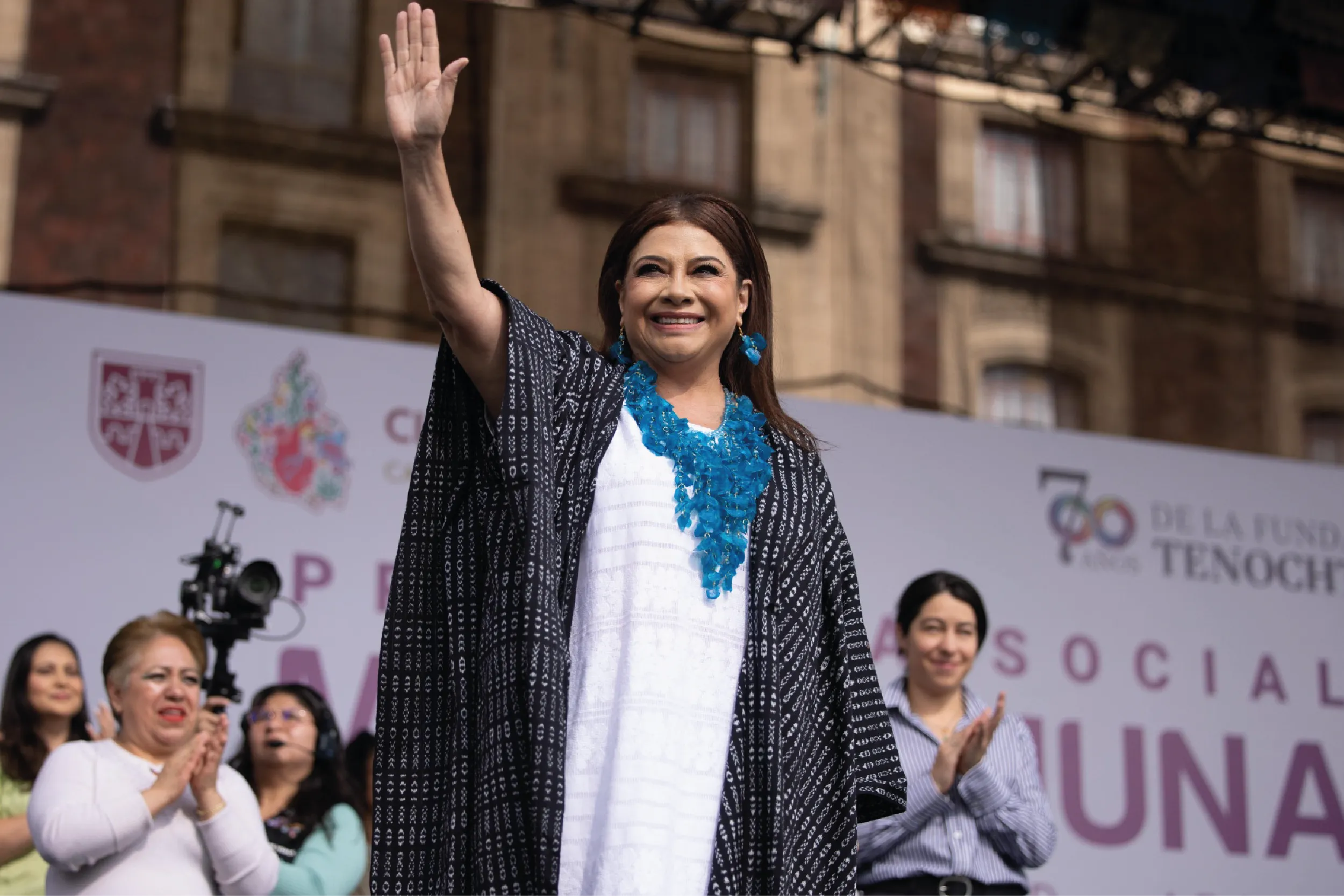 Clara Brugada entrega vales Mercomuna a 25 mil personas en el Zócalo de la CDMX.