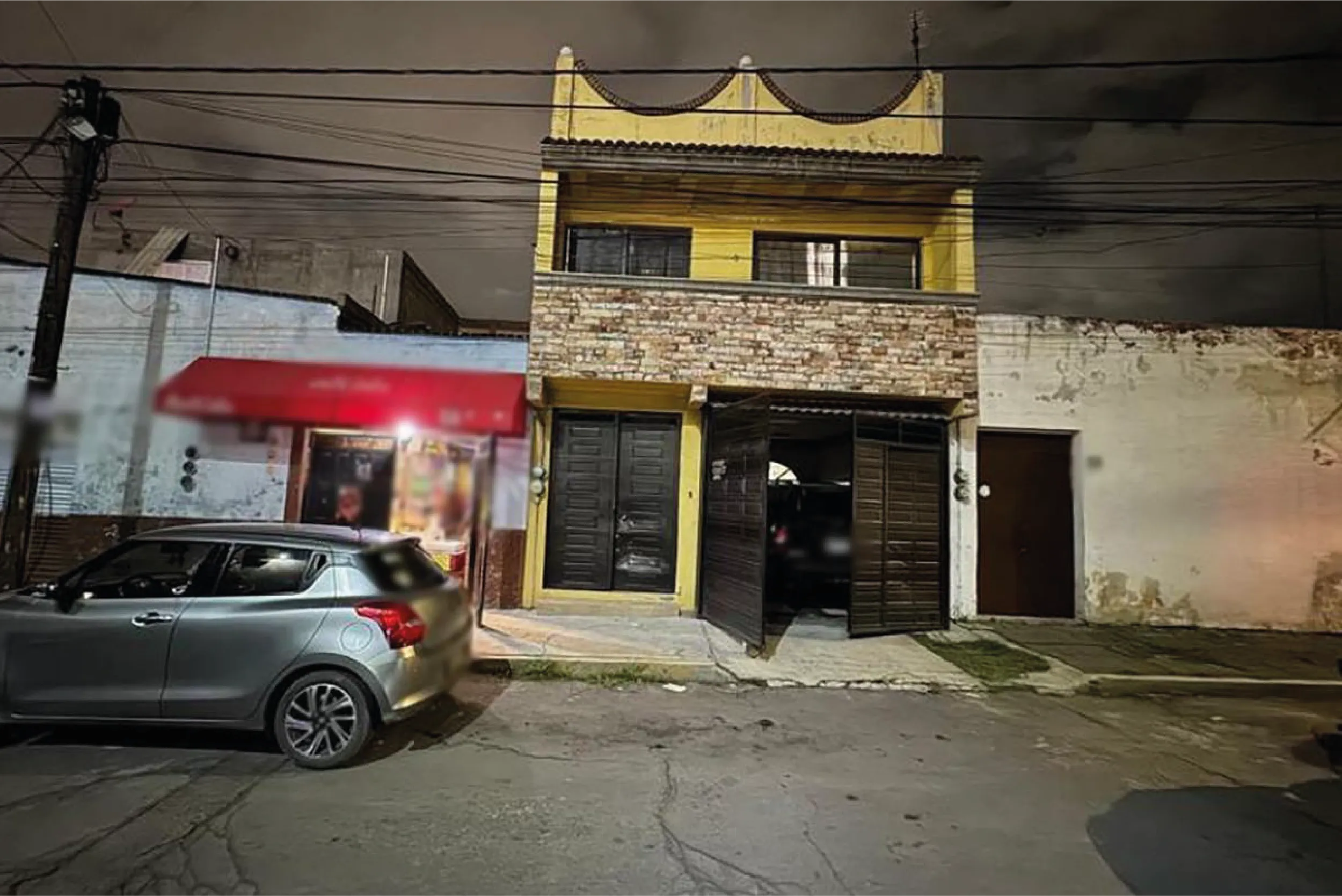 Autoridades federales y estatales detuvieron a cuatro ex policías en Puebla por su presunta relación con el crimen organizado y homicidios recientes.