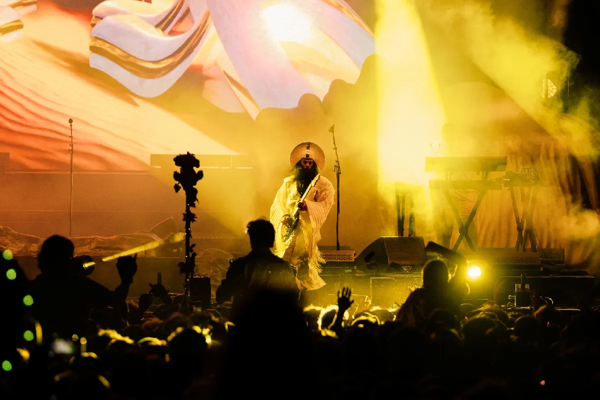 Empire of the Sun y Leon Bridges serían parte del cartel del Simi Fest 2025. | Foto X Empire of the Sun.