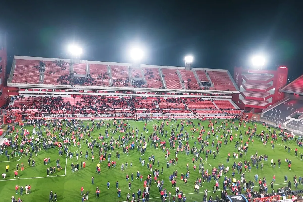 Suspenden partido de la Copa Sudamericana entre el Independiente y la U. de Chile por incidentes en las tribunas. | Foto: X.