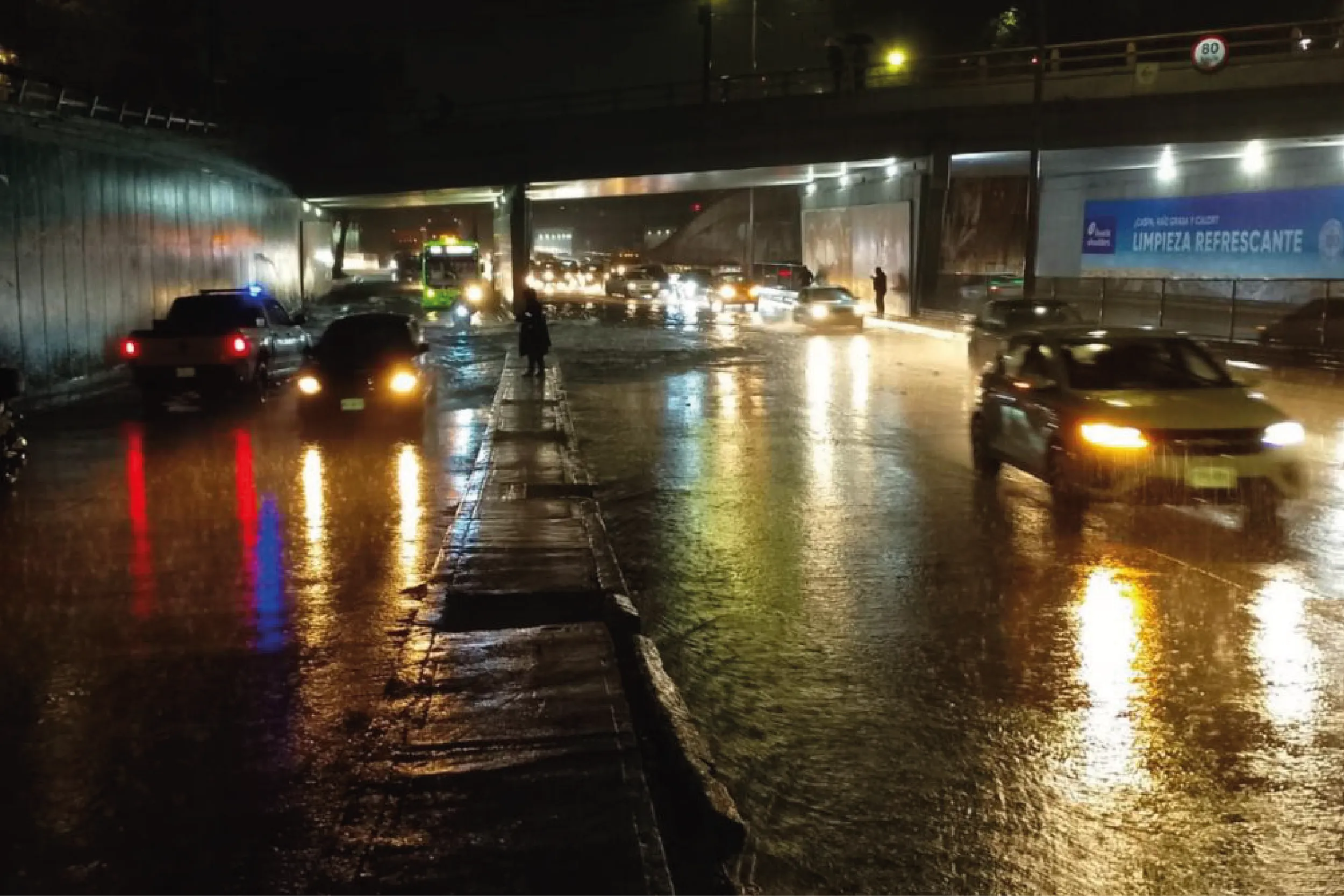 Las fuertes lluvias registradas en la capital este jueves provocaron encharcamientos, inundaciones y afectaciones al transporte público.
