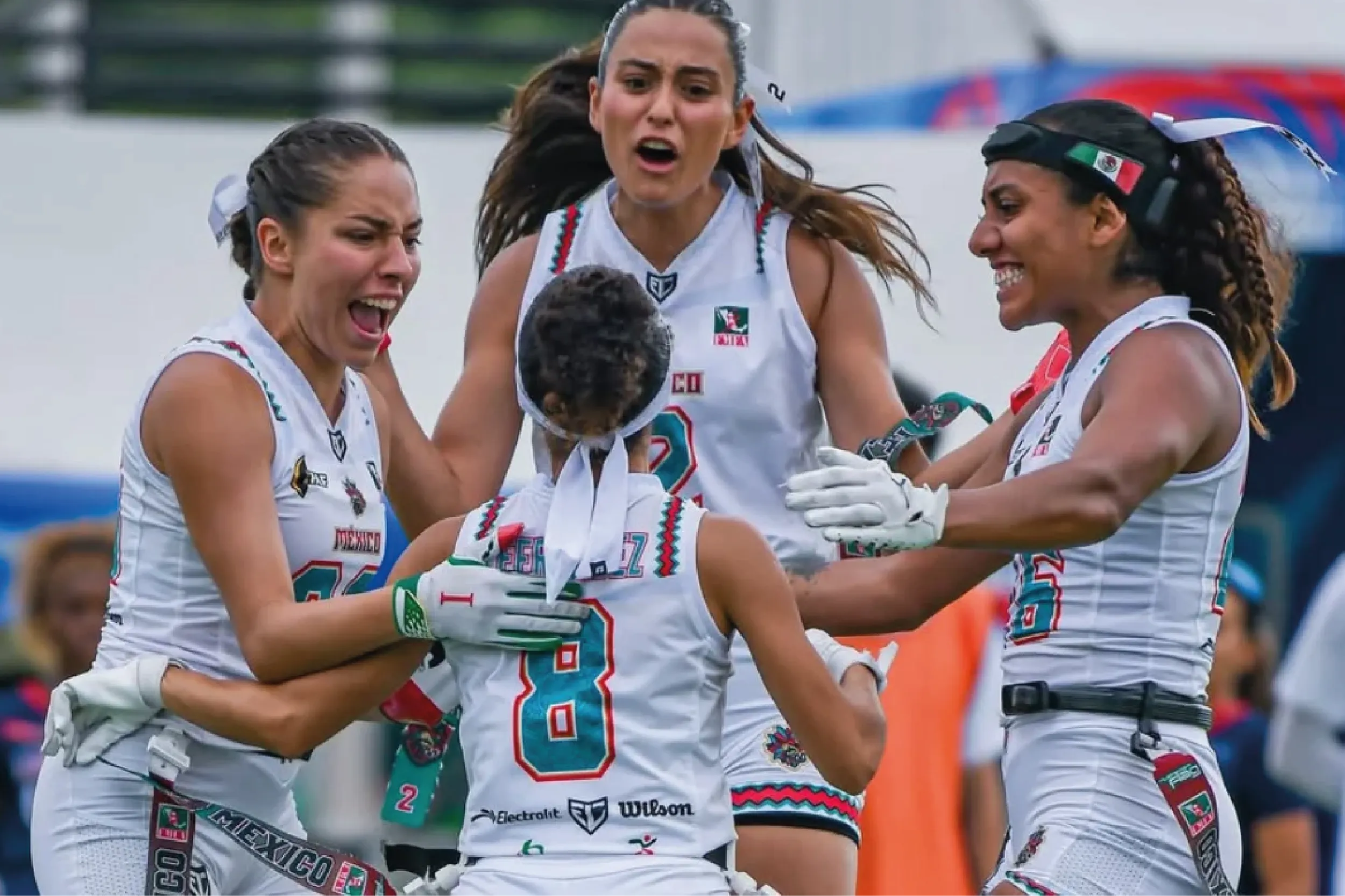Diana Flores y Victoria Chávez celebran la jugada decisiva que otorgó a México la medalla de oro en flag football femenino en los World Games 2025.