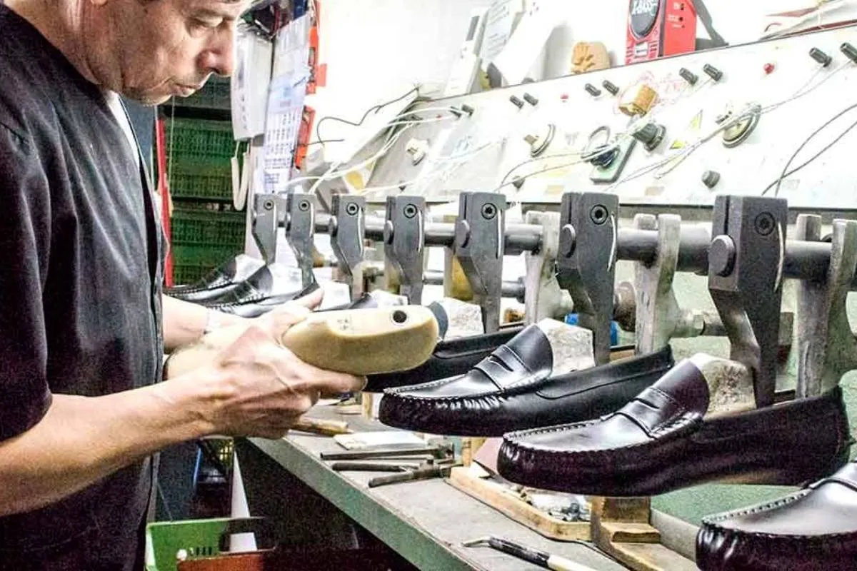 México prohíbe importación temporal de 270 productos, entre ellos calzado, azúcar y alcohol