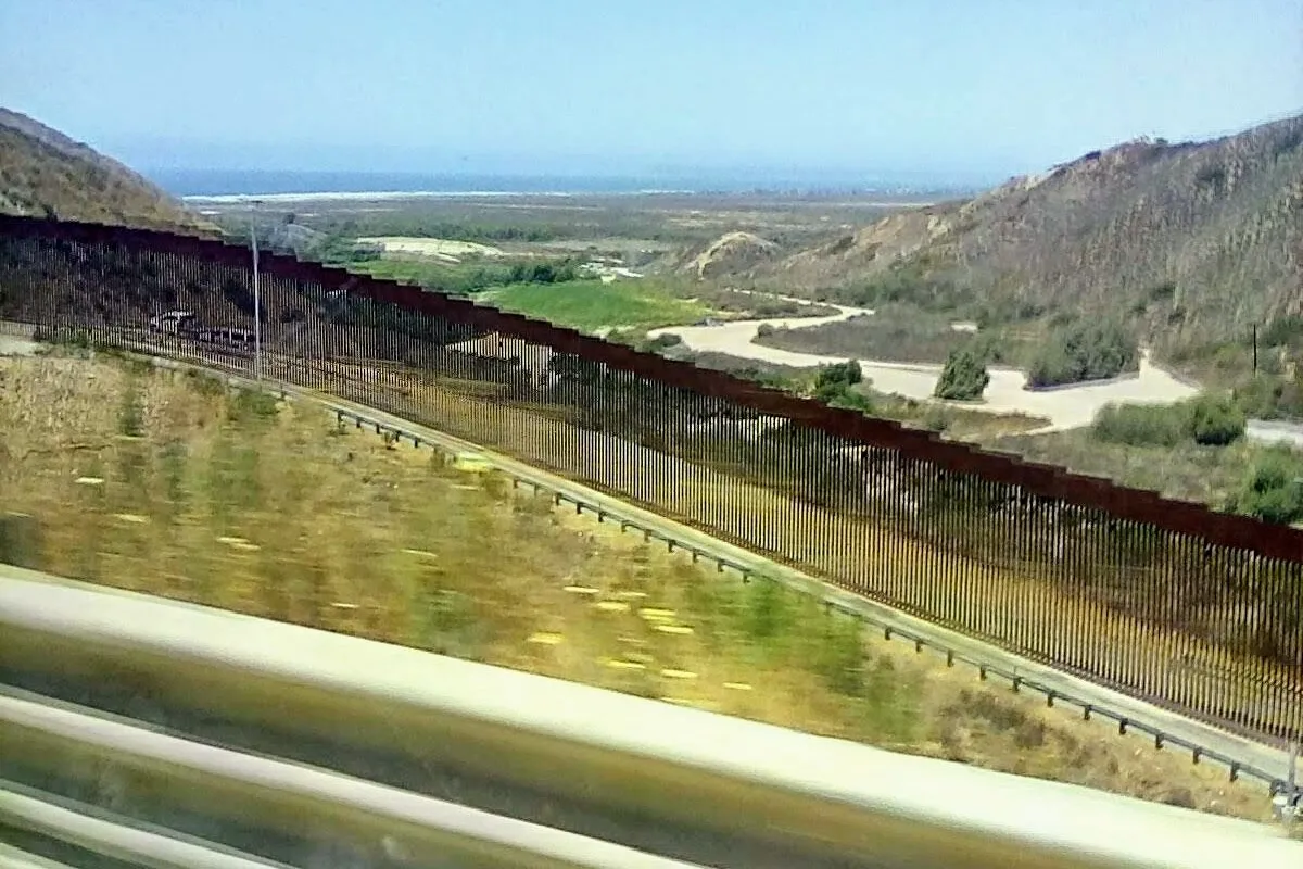 Trump ordena pintar el muro fronterizo de negro para evitar su cruce. | Foto: Wikimedia Commons.