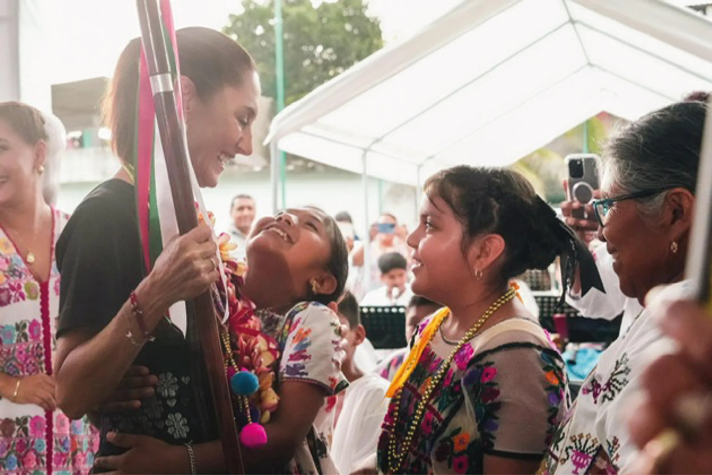 La presidenta Claudia Sheinbaum entrega Créditos a la Palabra a mujeres artesanas amuzgas, impulsando la cultura y economía indígena en Guerrero.