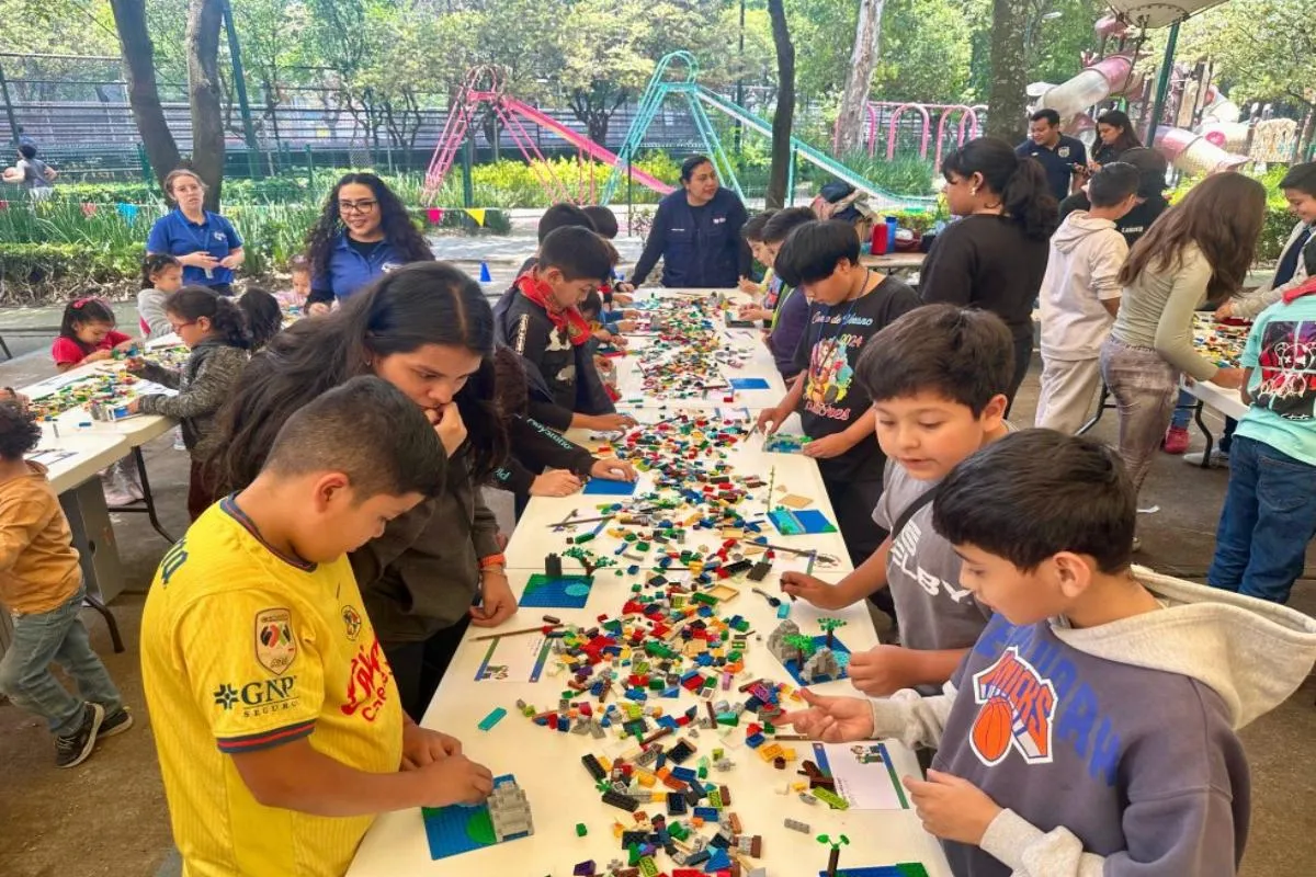 Niños armando LEGOS. Foto: Alcaldía Benito Juárez