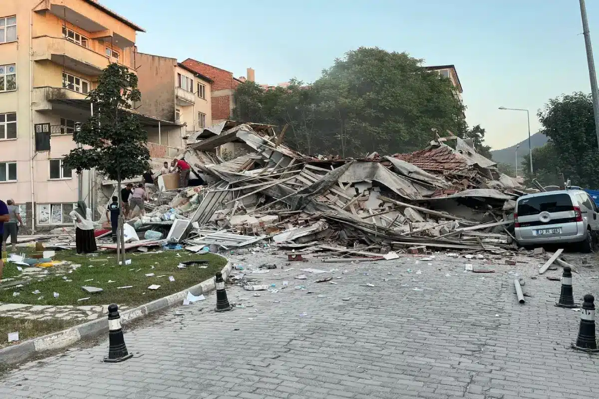 Entre los daños materiales se reporta el colapso de 16 edificios, principalmente estructuras antiguas o abandonadas. Foto: X