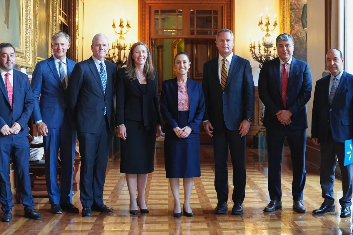 CEO de Walmart se reúne con Sheinbaum en Palacio Nacional
