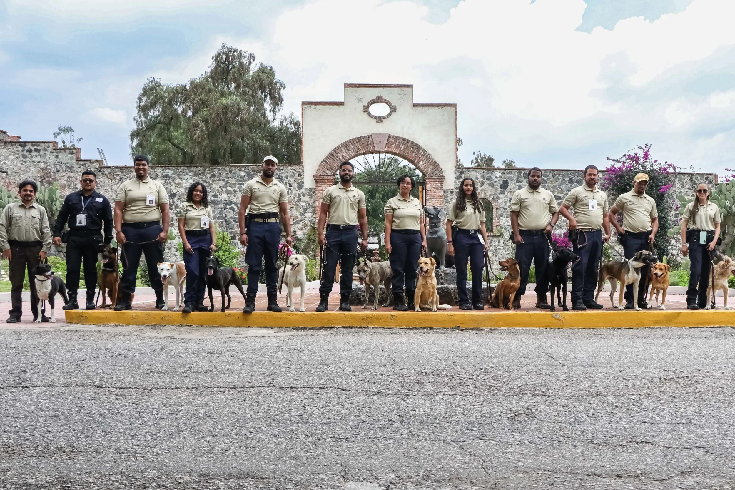 Binomios caninos graduados por SENASICA realizan demostraciones de detección de plagas y enfermedades agropecuarias durante la 73.ª ceremonia en Ceacan.