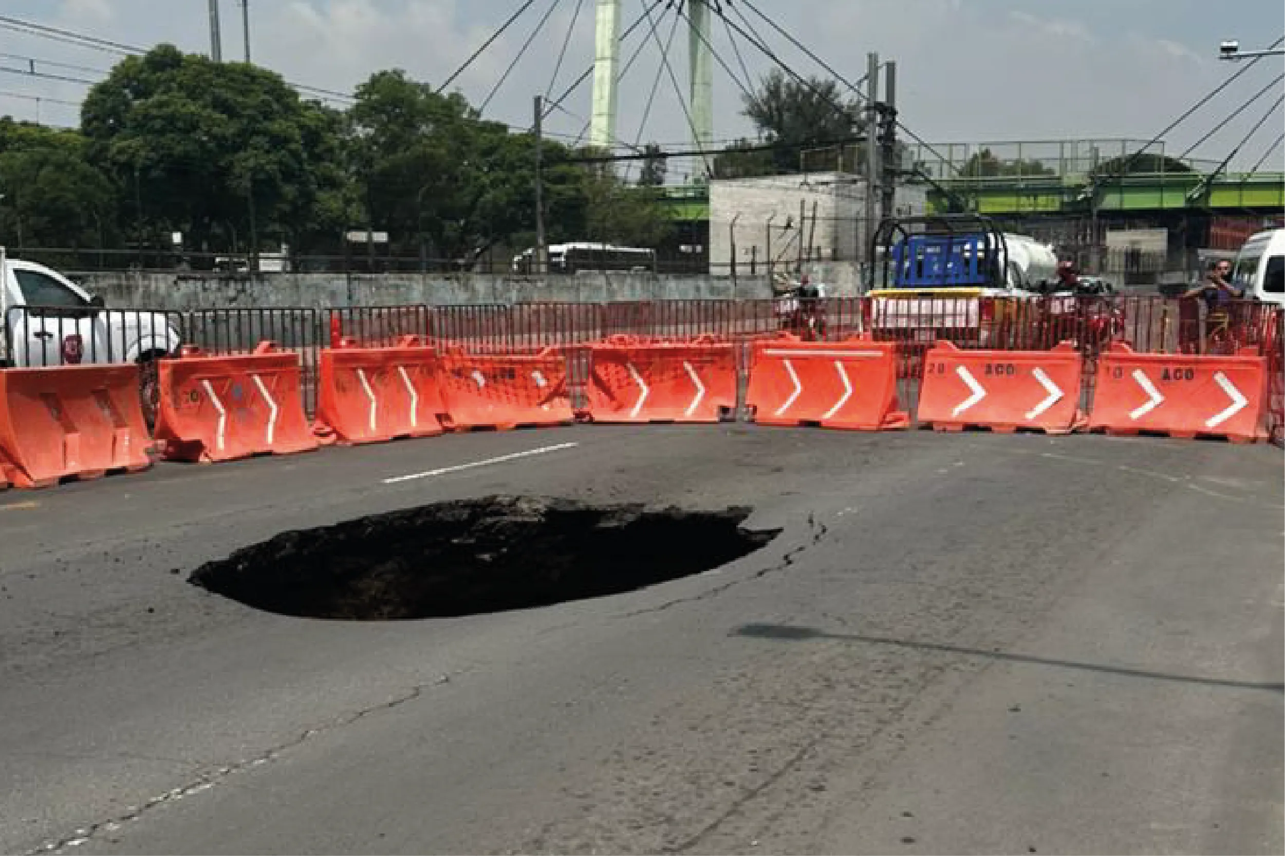 Segiagua inició trabajos de reparación de un socavón de grandes dimensiones registrado en los carriles centrales de la Calzada Ignacio Zaragoza.