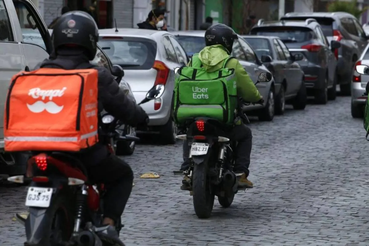 Semovi inicia prueba piloto: motos y cascos de apps rotulados para mayor control en CDMX