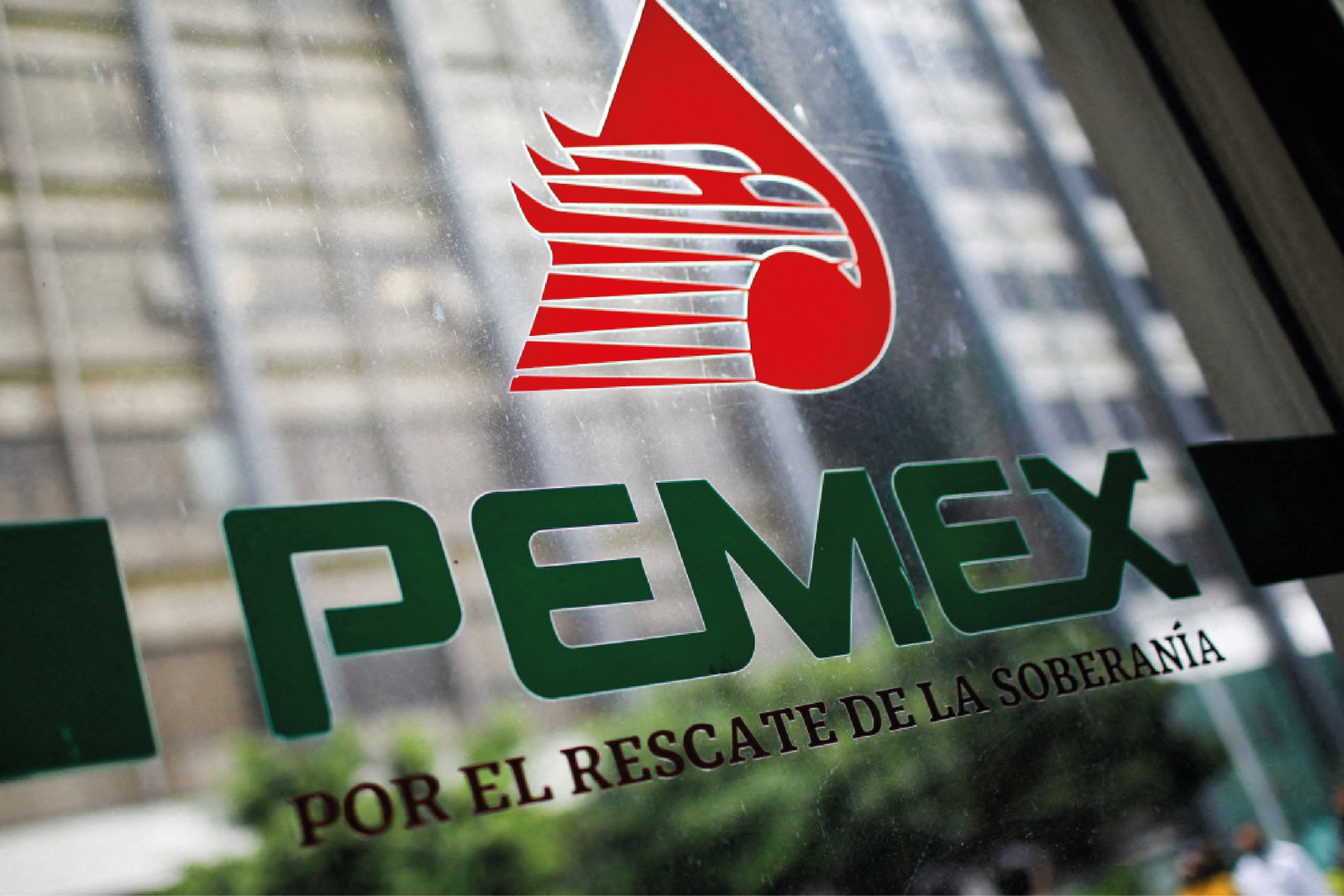 Pemex produce menos gasolina y aumenta importaciones.